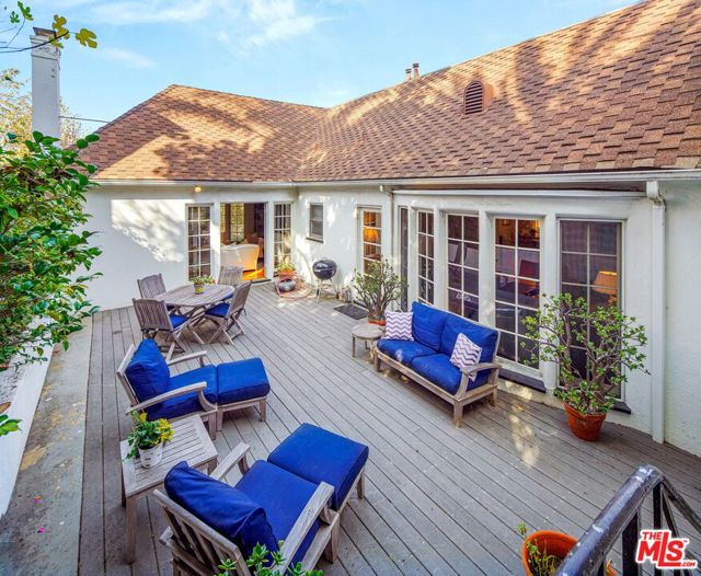10614 Le Conte Avenue, Los Angeles CA: https://media.crmls.org/mediaz/93b2edcc-e59c-4b1a-a57b-6f88e5c9821a.jpg