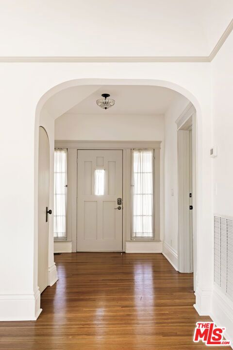 116 Roselawn Place, Los Angeles CA: https://media.crmls.org/mediaz/93b32ed8-1bbf-436e-8e88-c8e259638cf7.jpg