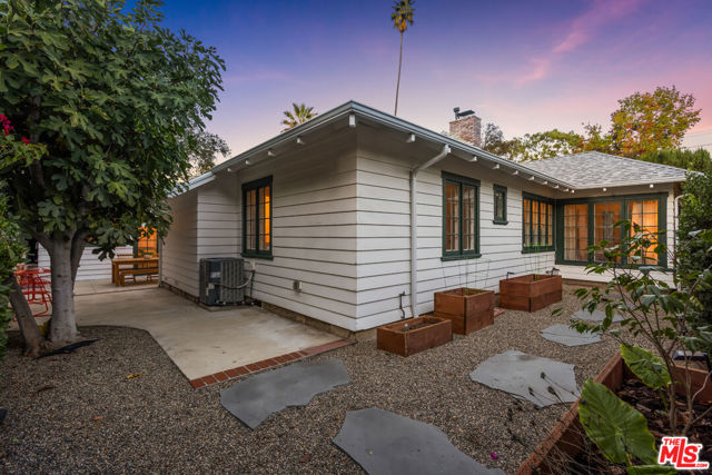601 S Hudson Avenue, Pasadena CA: https://media.crmls.org/mediaz/93b350ec-2aab-4866-9d29-9b625930d5b7.jpg