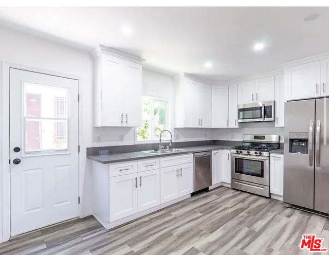 11629 1/2 Gateway Boulevard, West Los Angeles CA: https://media.crmls.org/mediaz/93b6b06a-6c3b-475a-b5bb-f14119370051.jpg