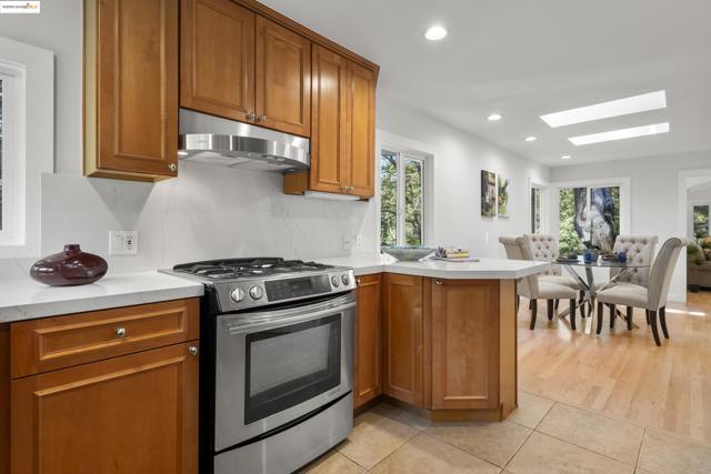 6537 Aitken Dr, Oakland CA: https://media.crmls.org/mediaz/93b72ca7-7b0e-4f00-944b-c7367a5ff8ad.jpg