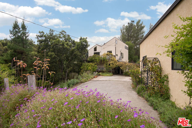 1639 Oak Drive, Topanga CA: https://media.crmls.org/mediaz/93b77dc8-3338-4856-a93d-5b80315061f5.jpg