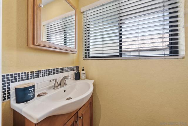 2459 Caminito Ocean Cv, Cardiff by the Sea CA: https://media.crmls.org/mediaz/93b8802d-16bb-4849-913b-1b68e6029096.jpg