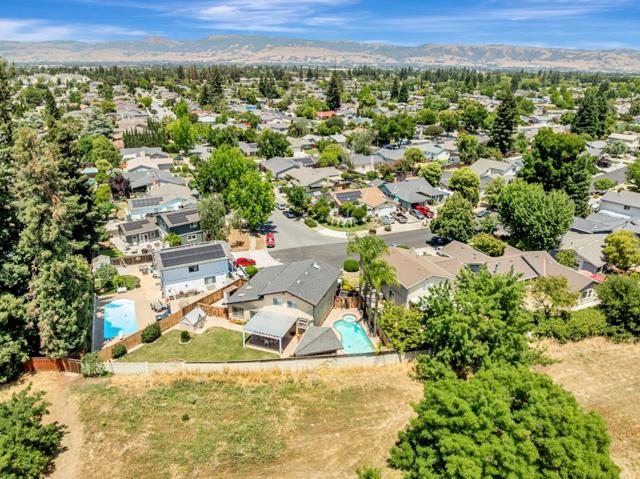 1298 Hersman Drive, Gilroy CA: https://media.crmls.org/mediaz/93b91e06-524f-4079-b180-abd63e08d587.jpg
