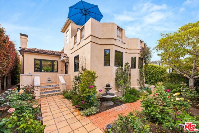 305 E Islay Street, Santa Barbara CA: https://media.crmls.org/mediaz/93b95c18-5ea8-48f2-a772-c020dc7810aa.jpg