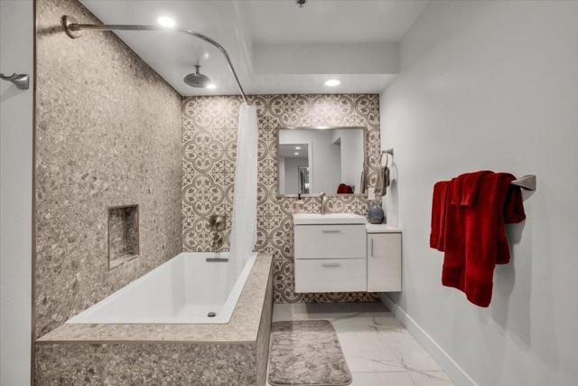 200 E Racquet Club Road, Palm Springs CA: https://media.crmls.org/mediaz/93b9697d-621d-4675-9559-67471b373a4d.jpg