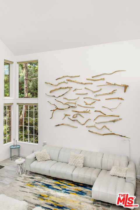 4342 Redwood Avenue, Marina del Rey CA: https://media.crmls.org/mediaz/93bacfb7-9d57-4a8c-9496-2f4ef9900681.jpg