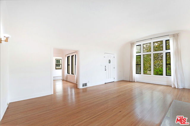 449 S Citrus Avenue, Los Angeles CA: https://media.crmls.org/mediaz/93bc5701-9f12-4546-aa67-d63ece1bb5fc.jpg