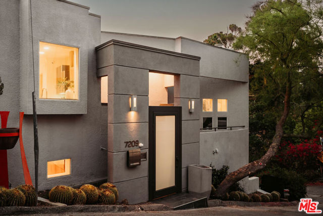 7209 Sunnydip Trail, Los Angeles CA: https://media.crmls.org/mediaz/93bd11e8-e8af-4dc0-8b54-be9619fb83da.jpg