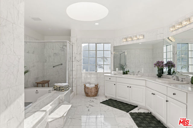 16979 Encino Hills Drive, Encino CA: https://media.crmls.org/mediaz/93bd2082-48f5-49d3-84a6-7918acbcf70c.jpg