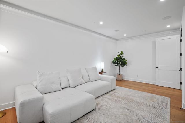 872 C Ave, Coronado CA: https://media.crmls.org/mediaz/93bd5ed3-1751-4fef-9a8e-d9a33ff817cc.jpg
