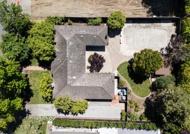1850 White Oak Drive, Menlo Park CA: https://media.crmls.org/mediaz/93bd8134-e5ee-42d5-a21a-97e267309637.jpg