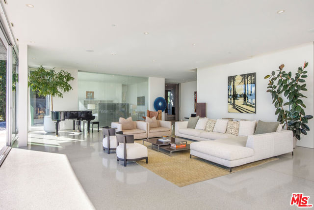 1290 Angelo Drive, Beverly Hills CA: https://media.crmls.org/mediaz/93be25d4-78c1-4001-8d73-221d3a124beb.jpg