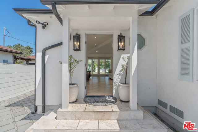 1152 S Windsor Boulevard, Los Angeles CA: https://media.crmls.org/mediaz/93be8942-23f2-4aef-9b31-eb6d134100cb.jpg