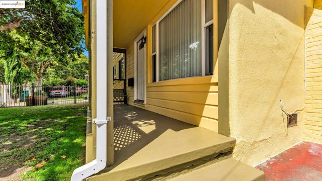 528 LA PRENDA DRIVE, Oakland CA: https://media.crmls.org/mediaz/93beb243-2fb9-498c-9f7e-cdaceb303920.jpg