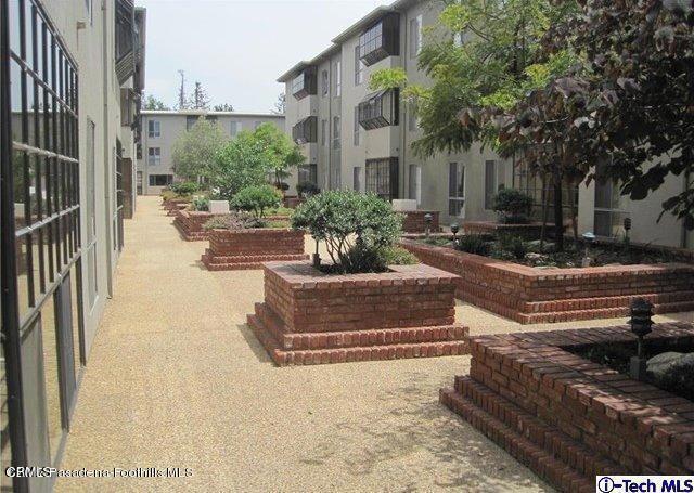 330 S Mentor Avenue, Pasadena CA: https://media.crmls.org/mediaz/93bf5397-157d-4601-8099-e08c7111c139.jpg