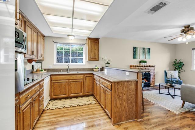 9140 Tangerine St, San Ramon CA: https://media.crmls.org/mediaz/93bf5956-abc9-48e9-94d7-85621dca3c4b.jpg