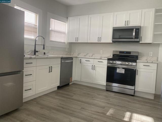 218 Bissell Ave, Richmond CA: https://media.crmls.org/mediaz/93c1292f-8c06-494a-b8f6-2b573cc17d35.jpg