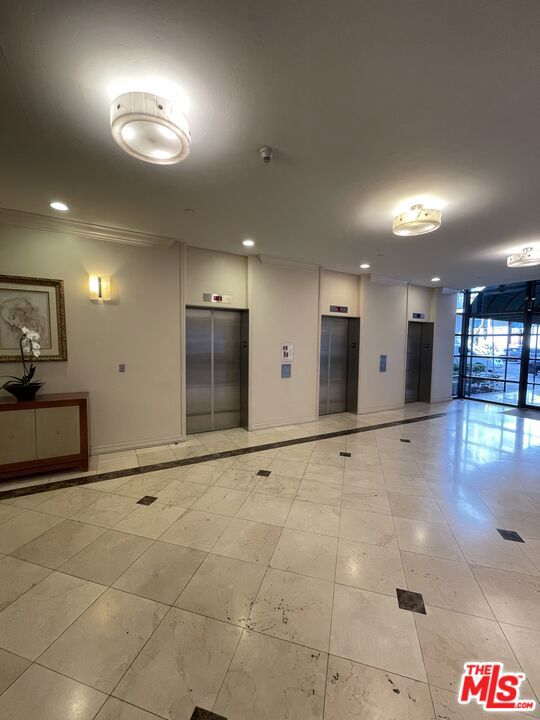 600 W 9th Street, Los Angeles CA: https://media.crmls.org/mediaz/93c18996-fe69-43ee-af84-22ddbd2dd514.jpg