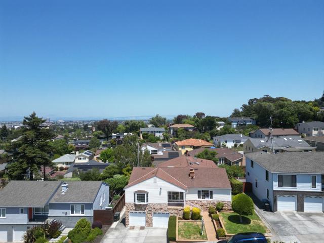 3709 Kenwood Avenue, San Mateo CA: https://media.crmls.org/mediaz/93c1cfab-0036-4777-a490-42c30d699152.jpg
