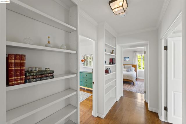 5701 La Salle Ave, Oakland CA: https://media.crmls.org/mediaz/93c27db0-3997-4513-9774-c39f6224bb59.jpg