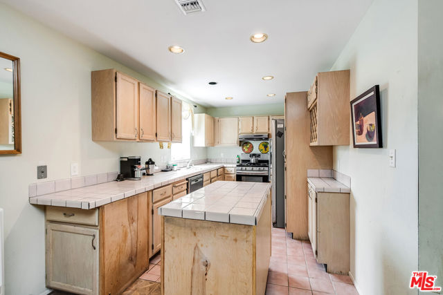 10355 Camarillo Street, Toluca Lake CA: https://media.crmls.org/mediaz/93c2d803-ac2d-4b99-bea7-f111a17bf780.jpg