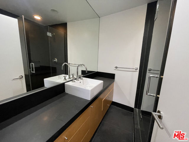 555 Rose Avenue, Venice CA: https://media.crmls.org/mediaz/93c2eaf2-24b3-4bcc-ac16-db23ecb536d8.jpg
