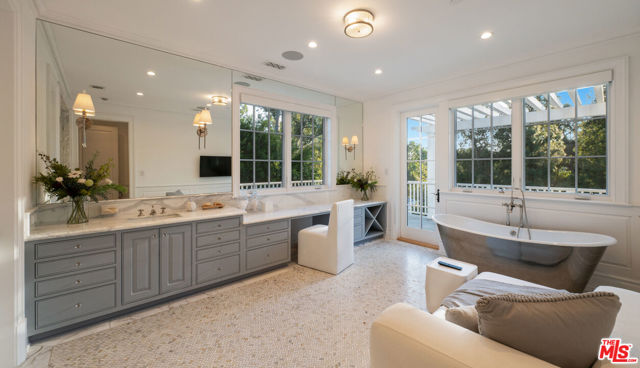 491 N Tigertail Road, Los Angeles CA: https://media.crmls.org/mediaz/93c33de5-62ee-46de-9c4e-d704d0fcfce4.jpg