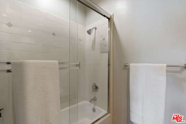 640 N Sweetzer Avenue, Los Angeles CA: https://media.crmls.org/mediaz/93c4985b-5dd6-4be5-84e4-057c8cee7bc9.jpg