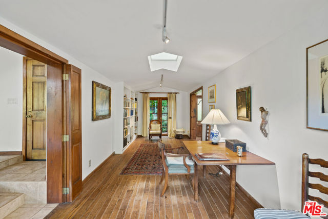 21550 Summit Trail, Topanga CA: https://media.crmls.org/mediaz/93c4d514-755f-4801-8069-60de708f4f85.jpg