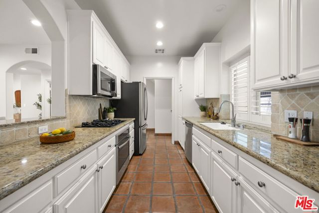 640 N Sweetzer Avenue, Los Angeles CA: https://media.crmls.org/mediaz/93c6ed51-66cf-4788-b24c-1a44dd3ec254.jpg