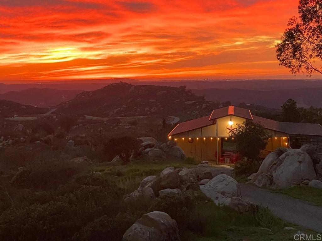https://media.crmls.org/mediaz/93c773c8-008b-4d76-8b8f-e00f6ff85de6.jpg?preset=X-Large