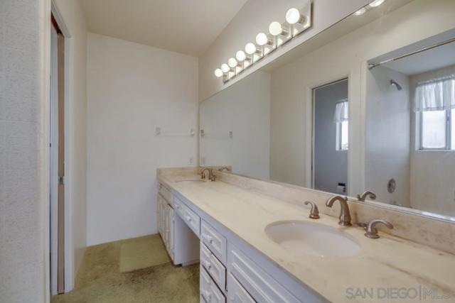 954 Harbor View Dr, San Diego CA: https://media.crmls.org/mediaz/93c7b59f-acb0-4c2d-b781-b60a601fd852.jpg