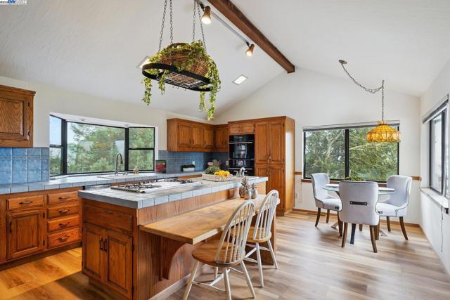 23762 Hutchinson Rd, Los Gatos CA: https://media.crmls.org/mediaz/93c85ad8-cd85-49af-9b7a-729d62eb66dc.jpg