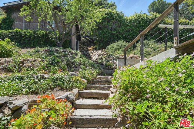 1527 Bainum Drive, Topanga CA: https://media.crmls.org/mediaz/93c967d0-2159-4fb3-a83f-df5e1ee16c2e.jpg