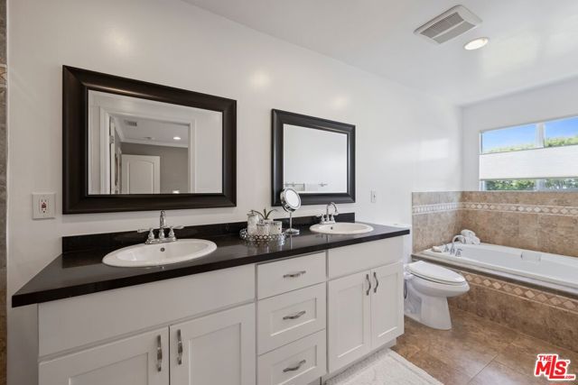 3551 S Bentley Avenue, Los Angeles CA: https://media.crmls.org/mediaz/93c9a07d-8409-4fc9-9e42-1866ba5168be.jpg