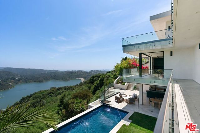2180 Stradella Road, Los Angeles CA: https://media.crmls.org/mediaz/93caac08-4662-4ee7-80ca-8d3cff14febc.jpg