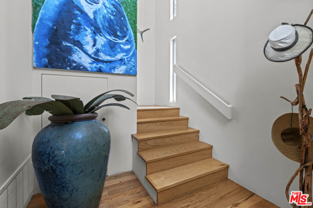 31851 Seafield Drive, Malibu CA: https://media.crmls.org/mediaz/93cae724-8326-4aff-9d25-550af36059e7.jpg