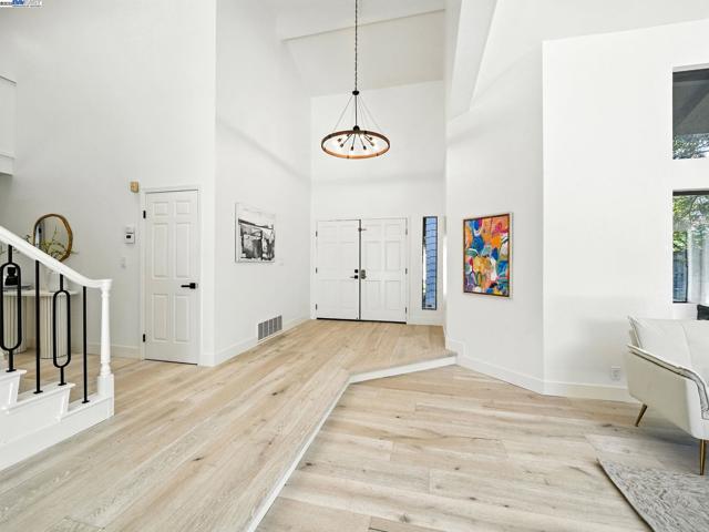 5995 Via Del Cielo, Pleasanton CA: https://media.crmls.org/mediaz/93cb375d-0802-4bd5-a3d0-1f3e182bef11.jpg
