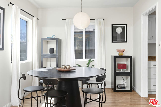 517 Venice Way, Venice CA: https://media.crmls.org/mediaz/93ccde24-f522-4d0d-969f-0d269f1ba501.jpg