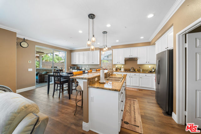 11501 Trailrun Court, Riverside CA: https://media.crmls.org/mediaz/93ccede0-ffe1-4a95-88ec-92aab2930956.jpg