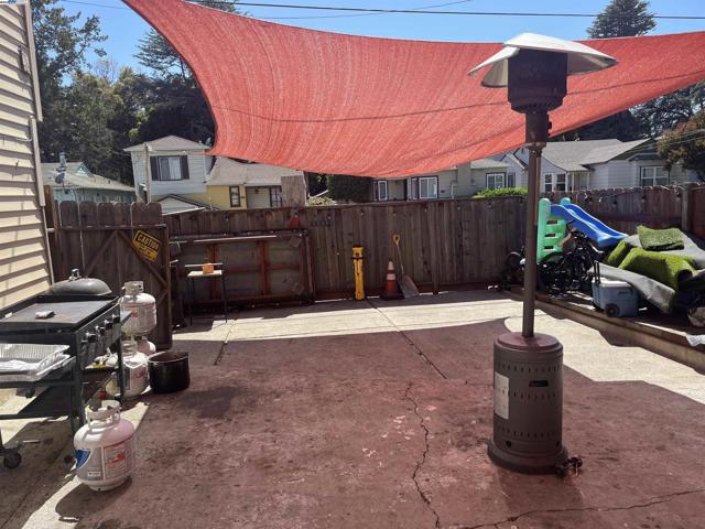 2421 Ritchie St, Oakland CA: https://media.crmls.org/mediaz/93ce3682-ce8e-472f-ae52-953a1b29a710.jpg