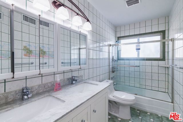 8646 Corbin Avenue, Northridge CA: https://media.crmls.org/mediaz/93cf2ff9-b11c-4c70-b436-bd5468bc4e25.jpg