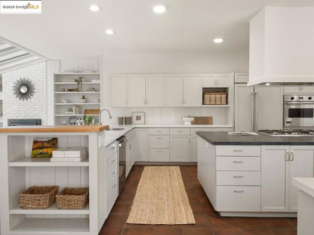 120 Hazel Ln, Piedmont CA: https://media.crmls.org/mediaz/93cf3988-c9ac-4b8c-8a57-ff926a41488b.jpg