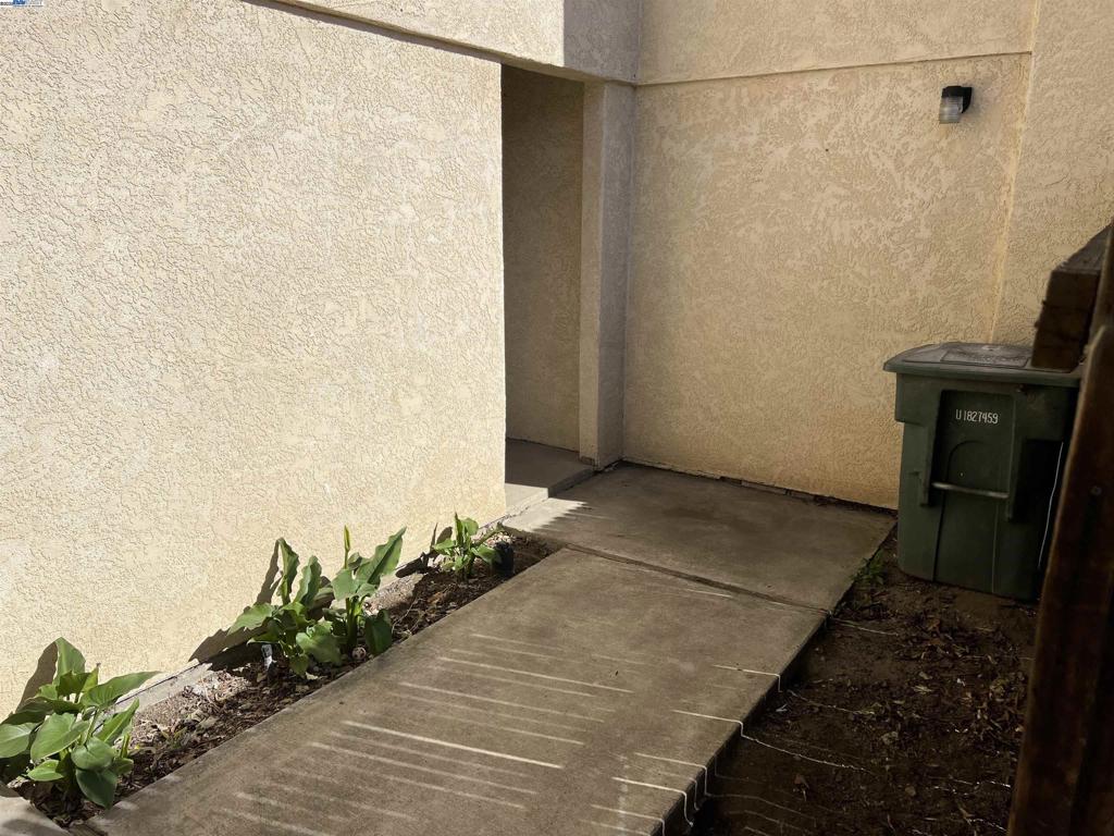 https://media.crmls.org/mediaz/93d02bf1-1d2d-46d6-adfa-c3541f013d6c.jpg?preset=X-Large