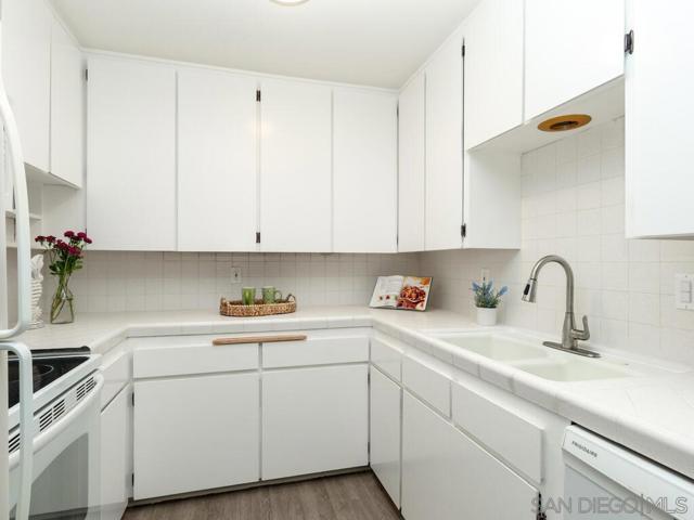 801 C Ave, Coronado CA: https://media.crmls.org/mediaz/93d202fb-539d-44ef-99a5-11fcb8716e46.jpg