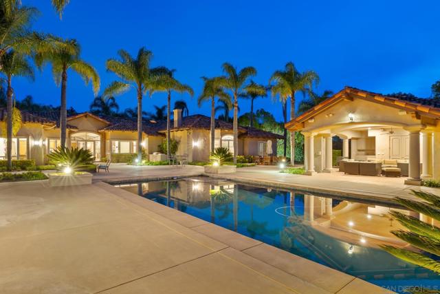 18050 Rancho La Cima Corte, Rancho Santa Fe CA: https://media.crmls.org/mediaz/93d2d3d7-3640-498a-84cc-daddaa228299.jpg