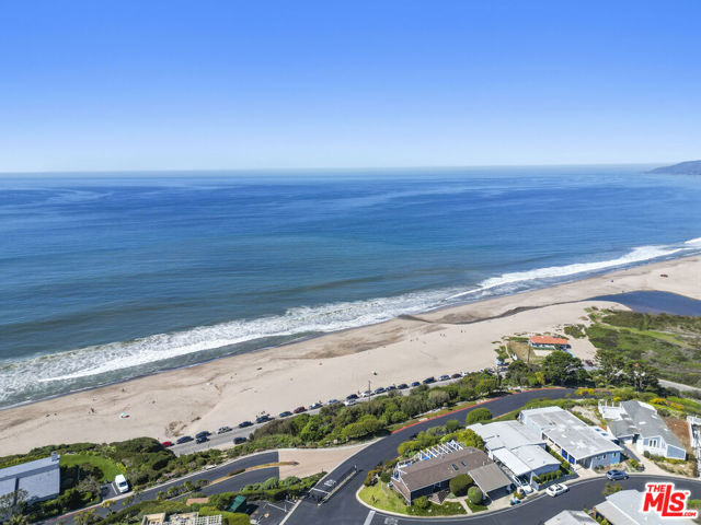 29500 Heathercliff Rd, Malibu CA: https://media.crmls.org/mediaz/93d2dc69-d654-4d79-bd7e-e3689a5134ec.jpg