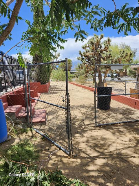 7585 Joshua Lane, Yucca Valley CA: https://media.crmls.org/mediaz/93d2f2b9-1768-4241-91b3-d215fb2797b0.jpg