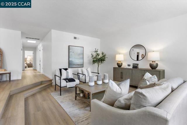 115 Saint Jean Ct, Danville CA: https://media.crmls.org/mediaz/93d30bc7-bd8a-4a0d-9e9d-6465e7681363.jpg
